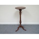 A pair of Victorian mahogany torchère stands with circular tops, 87cm tall