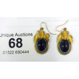 A pair of Victorian banded agate on yellow metal earrings
 
Condition
Approximate width 11mm –