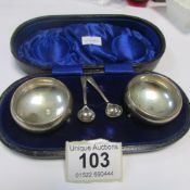 A cased pair of silver salts with spoons
 
Condition
Salts Hallmarked Chester 1915/16
1 spoon