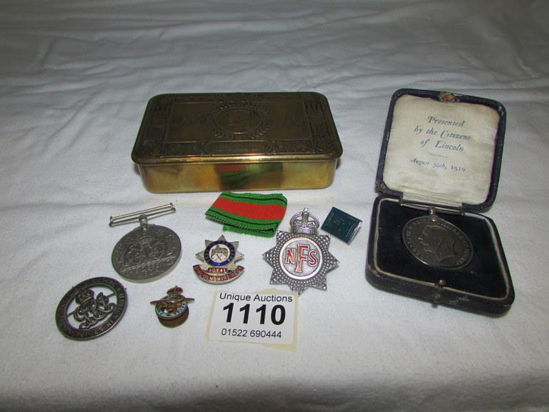 A WW1 medal to 5036 A SJT C.H. Stark 5 - 0 GOS, A 1914 Christmas tin, badges etc