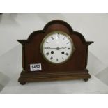 An Edwardian mantel clock with pendelum but missing key