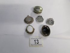 2 coins in silver mounts, 2 brooches, pi