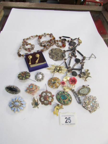 A mixed lot of costume jewellery