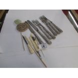 A quantity of vanity tools, 2 jadette pe