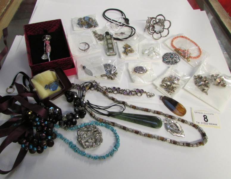 A mixed lot of jewellery