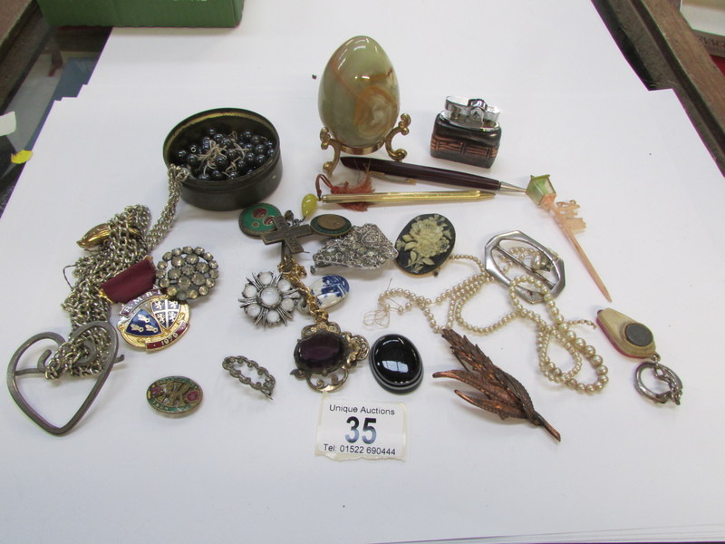 A mixed lot of jewellery etc