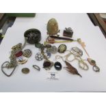 A mixed lot of jewellery etc