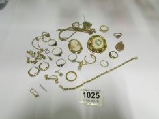 A mixed lot of yellow metal jewellery in