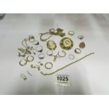 A mixed lot of yellow metal jewellery in