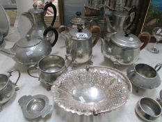 A mixed lot of silver plate and pewter