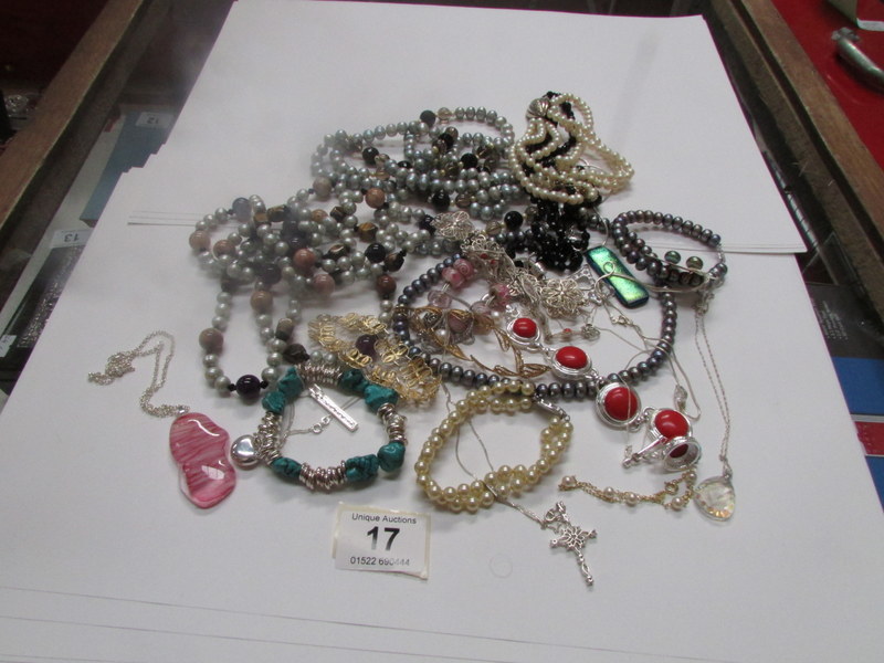 A mixed lot of jewellery including silve