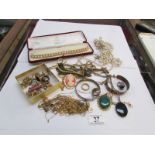 A mixed lot of costume jewellery