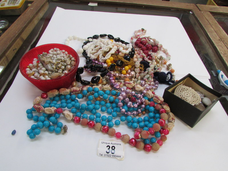 A mixed lot of costume jewellery