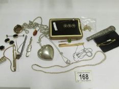 A mixed lot of jewellery including pearl