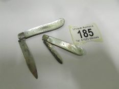 2 Mother of pearl silver bladed pen kniv