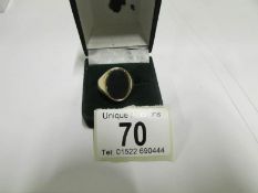 A 9ct gold gentleman's ring set with blo