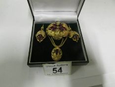 A Victorian jewellery suite comprising p