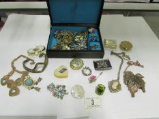 A mixed lot of vintage costume jewellery