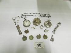 A mixed lot of assorted jewellery includ