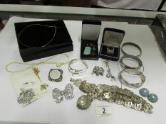 A mixed lot of vintage costume jewellery
