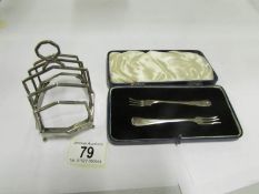 A cased pair of silver pickle forks and