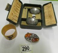 A small jewellery case with a brooch set