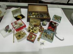 A mixed lot of costume jewellery