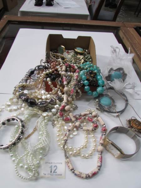 A mixed lot of costume jewellery