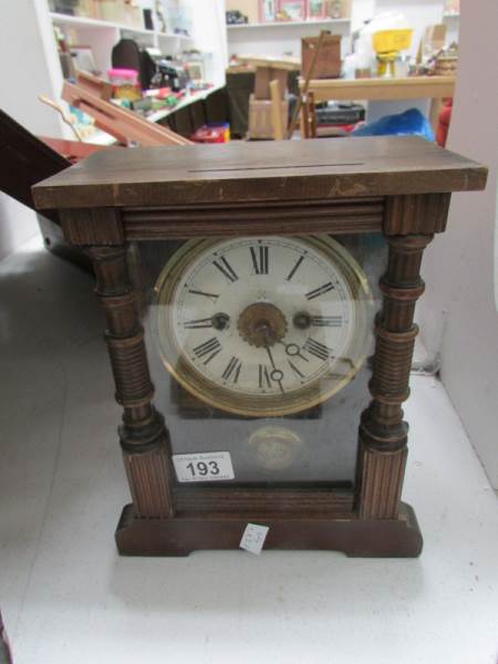 A mantel clock with drop pendelum