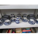 32 pieces of blue and white willow patte