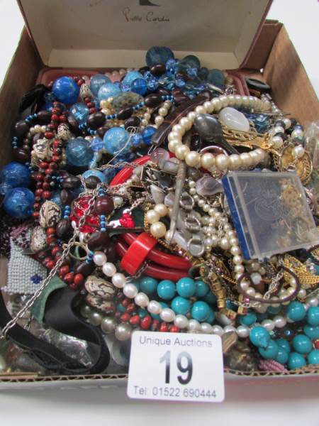 A mixed lot of costume jewellery