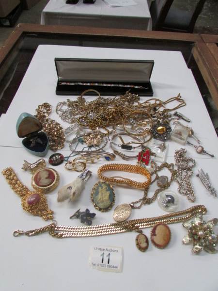 A mixed lot of costume jewellery includi