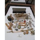 A mixed lot of costume jewellery includi
