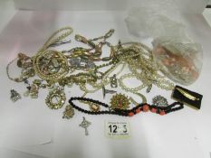 A mixed lot of costume jewellery includi