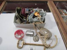 A mixed lot including costume jewellery,