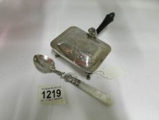 An ornate silver jam spoon, Birmingham 1