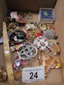 A mixed lot of brooches,