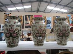 A set of 3 vases