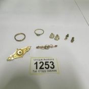 2 Victorian gold brooches and other jewellery