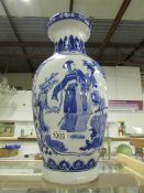 A blue and white Chinese vase, approx. 18.