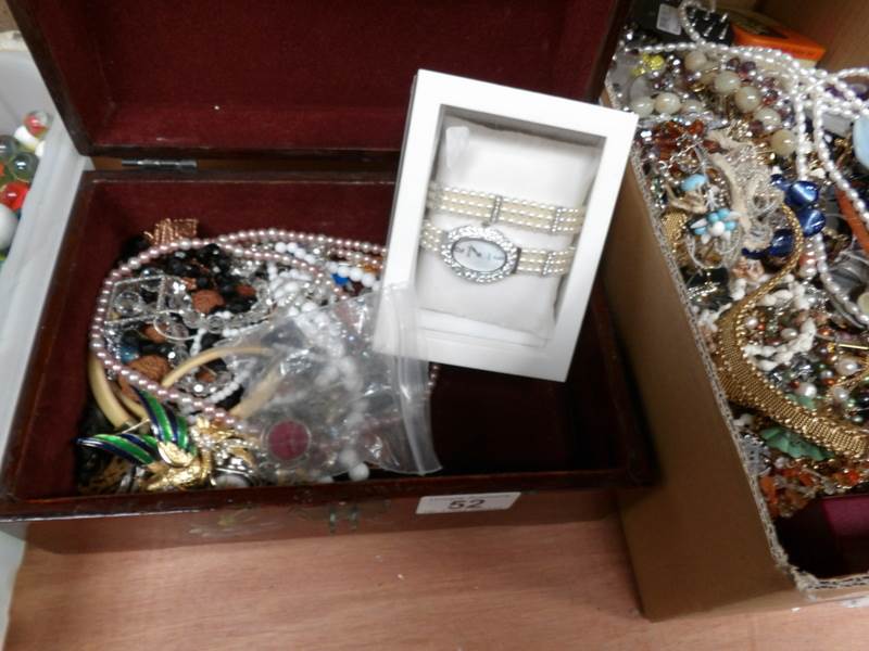 A mixed lot of costume jewellery - Image 2 of 3