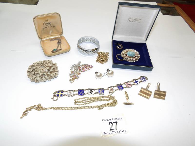 A mixed lot of costume jewellery