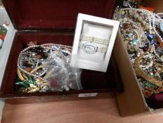 A mixed lot of costume jewellery