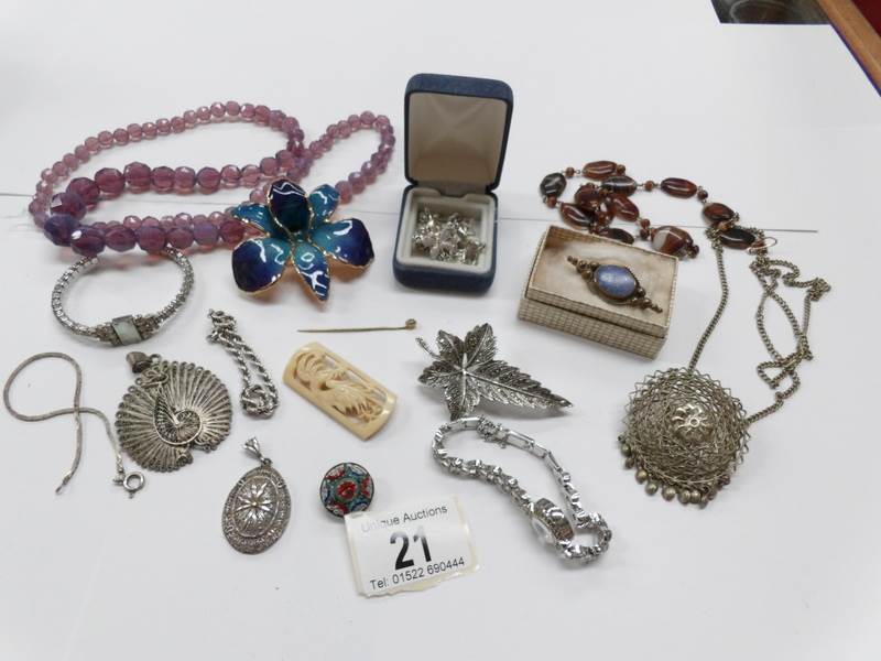 A mixed lot of jewellery including silver