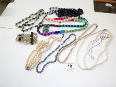A mixed lot of necklaces