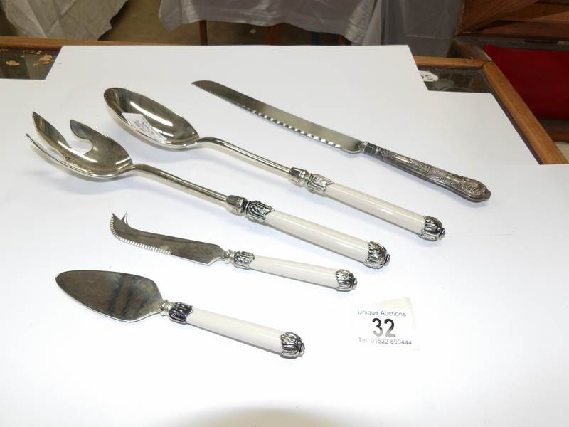 A superb quality salad and cheese server set and a silver handled bread knife - Image 2 of 2