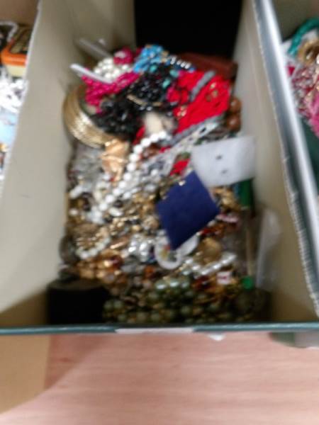 A mixed lot of costume jewellery