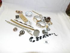 A mixed lot of jewellery,