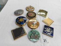 A mixed lot of compacts including 1 Stratton