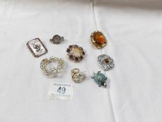 A mixed lot of brooches